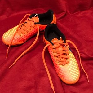 NIKE Kid’s Cleats, 1.5Y, Magista